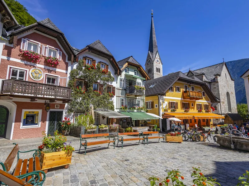Marktplatz in Hallstatt with painted houses and the Holy Trinity column